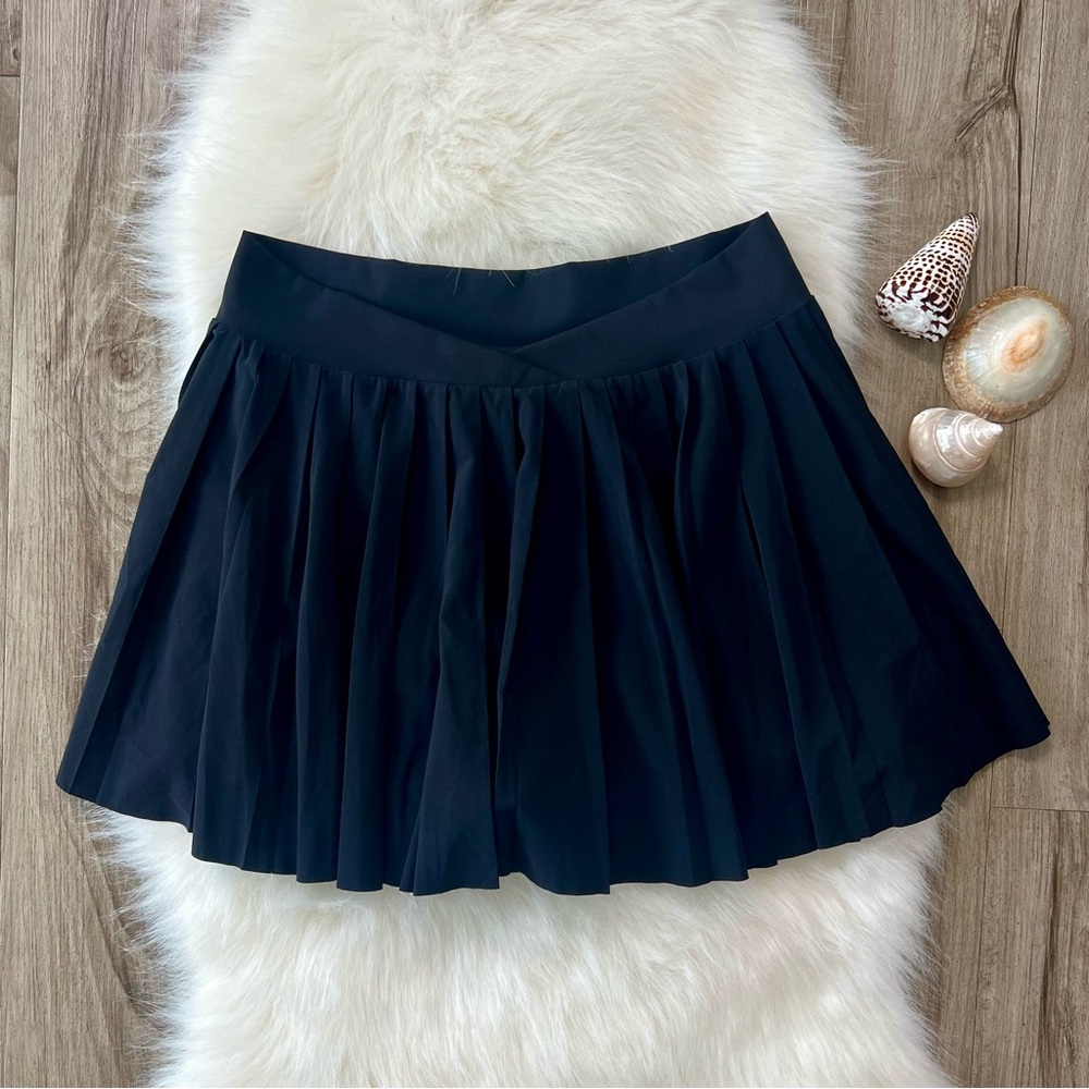 TNA Aritzia black pleated low v waist tennis skirt size medium